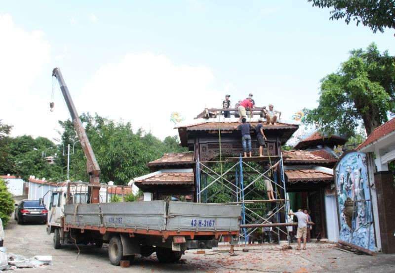 Sáng 12/12), gia đình ông Ngô Văn Quang – G.Đ Cty TNHH khai khoáng Phước Minh (Phước Sơn – Quảng Nam) bắt đầu tháo dỡ biệt phủ không phép trên rừng Nam Hải Vân (Đà Nẵng).
