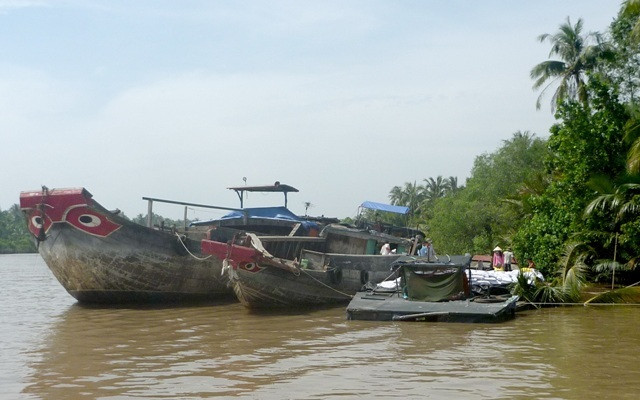 Ghe tải chở thức ăn gia súc bị chìm xuống kênh Chợ Gạo.