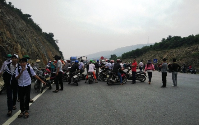 Hàng trăm người dân chặn đường làm QL 1A ách tắc kéo dài.