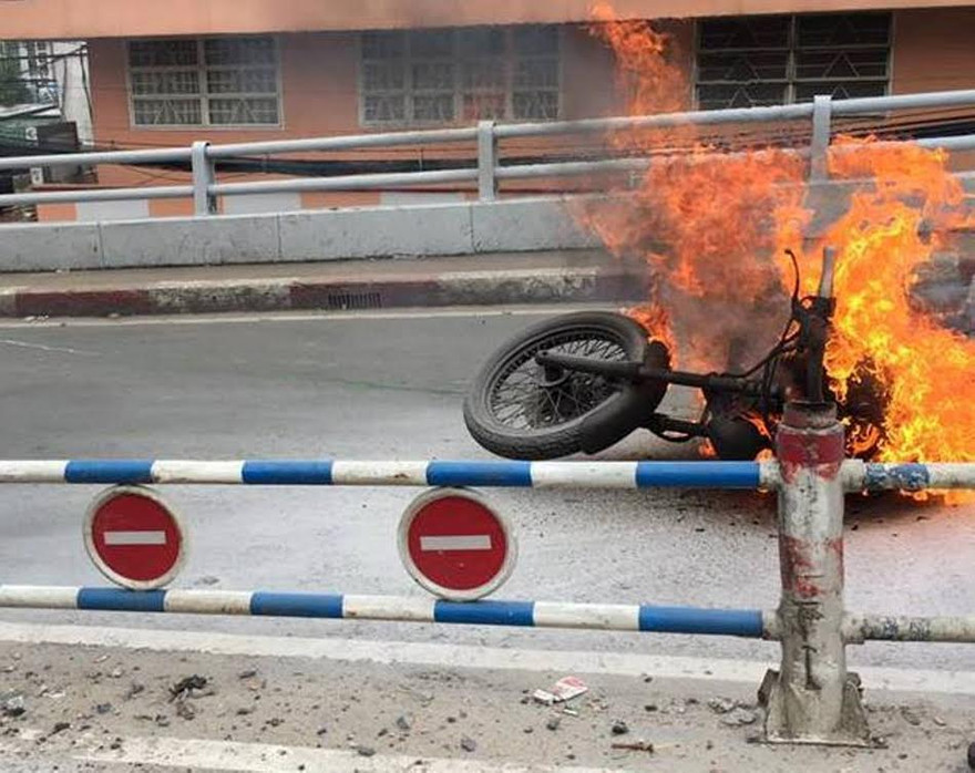 Chiếc xe phân khối lớn cháy ngùn ngụt giữa đường.