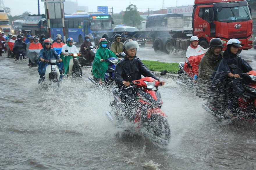 Nhiều người dân đi lại khó khăn tại đoạn ngập dưới chân cầu Rạch Chiếc (quận Thủ Đức)