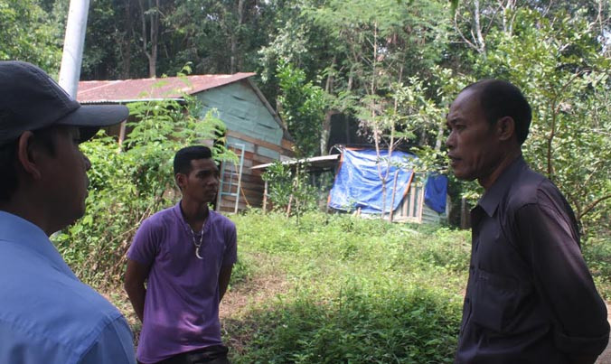 Người dân thôn Hoa, Thị trấn Thạnh Mỹ (Nam Giang, Quảng Nam) lo lắng về việc nhà máy thép Việt Pháp sau khi di dời sẽ ô nhiễm như từng xảy ra khi nhà máy này đóng ở thị xã Điện Bàn. Ảnh : Nguyễn Thành