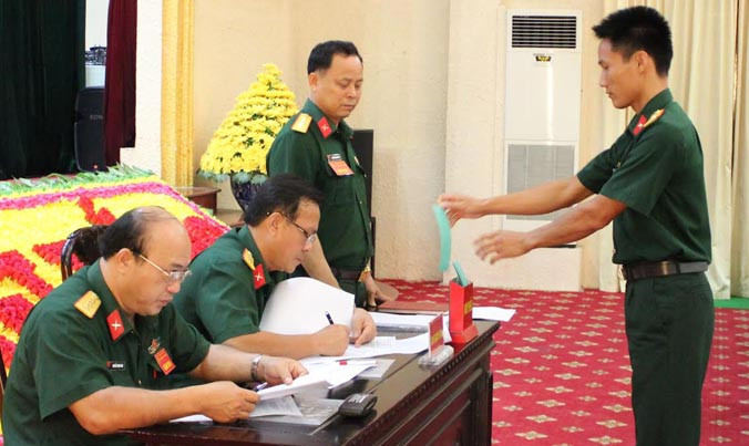 Thí sinh tham gia phần thi nhận thức và điều lệnh đội ngũ tay không tại hội thi, sáng 11/10