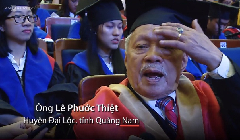 Cụ ông 85 tuổi trong ngày nhận bằng thạc sĩ.