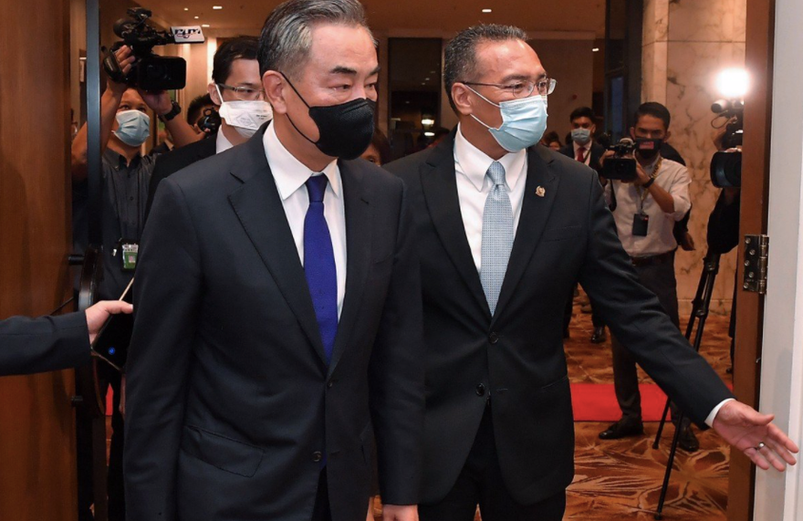 Ông Vương Nghị trong chuyến thăm Malaysia. (Ảnh: DPA)