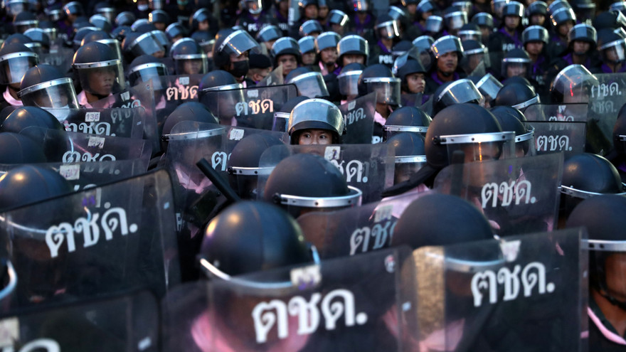 Lực lượng cảnh sát Thái Lan xuống đường đối phó với người biểu tình ngày 15/10. (Ảnh: Reuters)