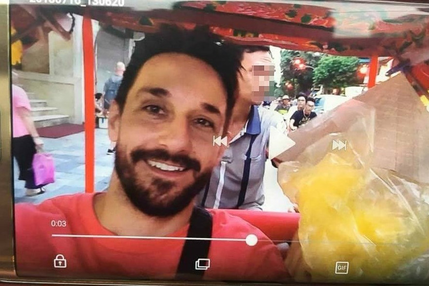 Du khách Pháp chụp hình đi xe xích lô trước khi tố bị trả "tiền âm phủ".