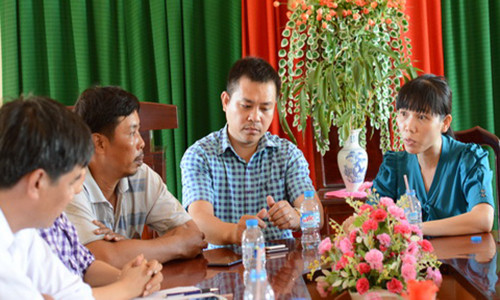 Bà Ngọc làm việc với các cơ quan ban ngành huyện Nhơn Trạch sáng 24/4. Ảnh: Thái Hà.