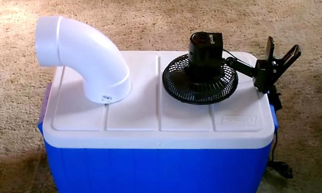 Những chiếc quạt lạnh tự chế đã được nâng cấp bằng thùng đá bằng nhựa, quạt kèm theo pin dự phòng để trừ trường hợp cúp điện. Ảnh: NVCC.