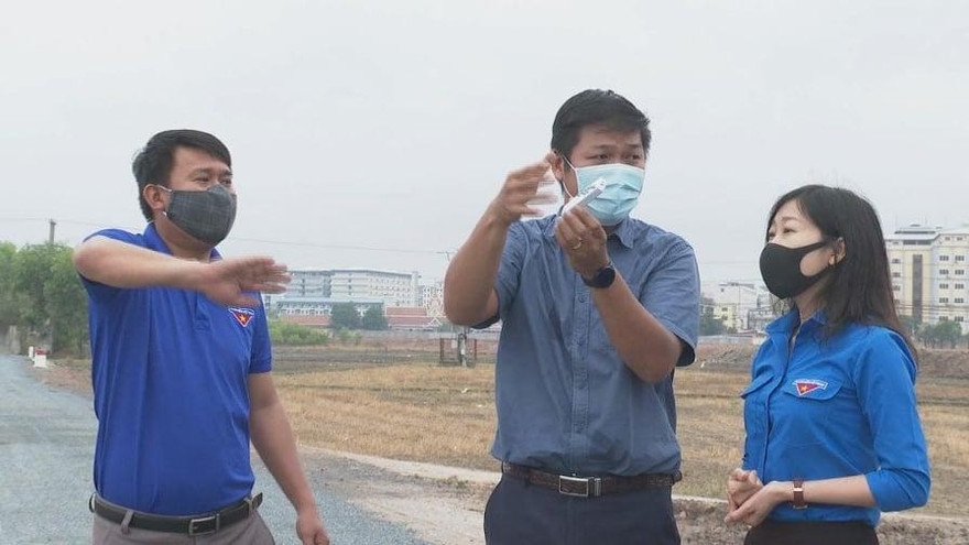 Bí thư Tỉnh đoàn Tây Ninh Hoàng Thị Thanh Thúy trên công trình "Thắp sáng đường biên", chung tay phòng, chống COVID-19.