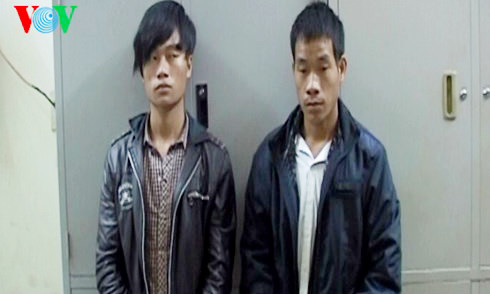 Hai đối tượng gây án được đưa về trụ sở cơ quan điều tra