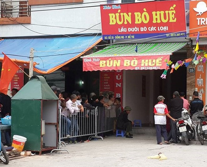 Người dân tụ tập quanh ngôi nhà xảy ra vụ việc. Ảnh: N.H.