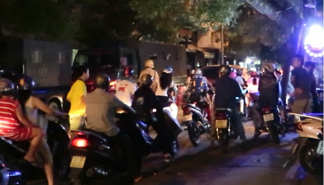 Cảnh sát đưa các nghi can lên xe chở về trụ sở điều tra. Ảnh: Khánh Trung