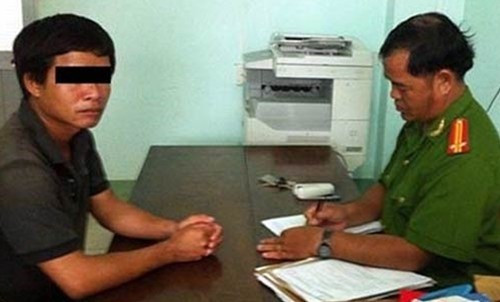 Công an đang lấy lời khai một đối tượng liên quan