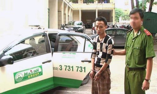 Hoàng cùng chiếc taxi cướp sáng nay tại cơ quan công an. Ảnh: Trọng Đức