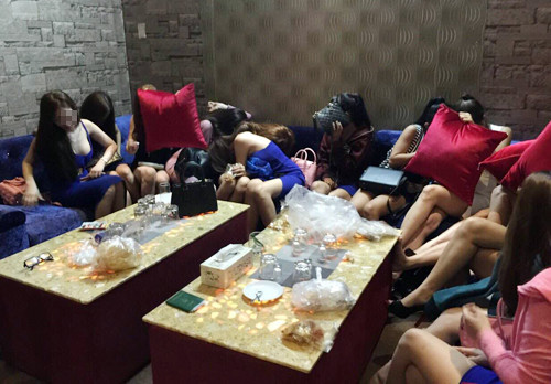 Nhiều cô gái ăn mặc "mát mẻ" phục vụ khách. Ảnh: Quốc Thắng