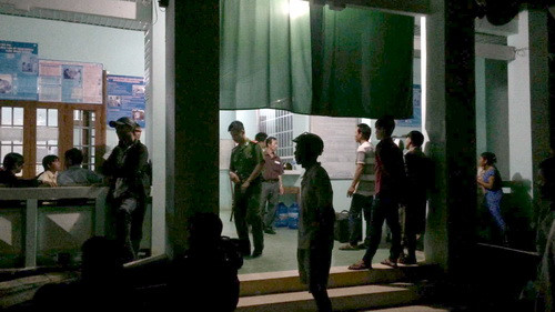 Công an điều tra vụ án mạng trong trường học. Ảnh: VnExpress