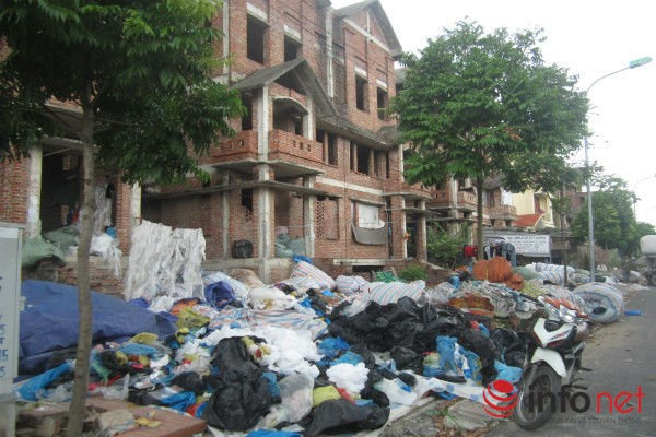 Khu phố đồng nát mọc lên trên dãy biệt thư triệu đô