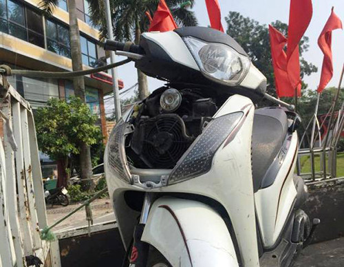Chiếc xe SH bị tháo phần mặt nạ bằng nhựa và bị cắt khóa điện. Ảnh: Sơn Dương