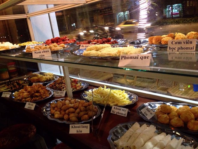 Quán cà phê kết hợp bán đồ ăn nhanh theo kiểu buffet để thu hút khách hàng. Ảnh: Minh Châu