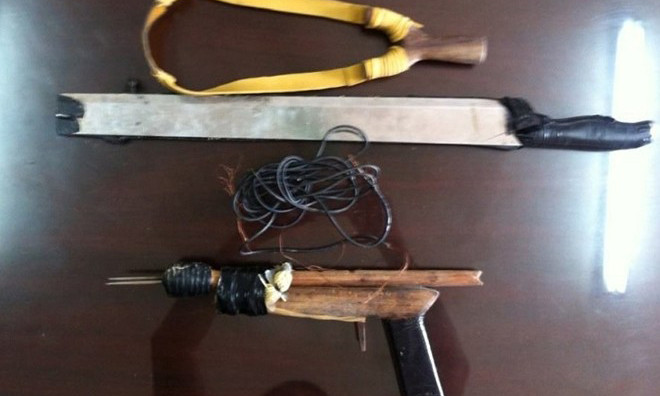 Những vũ khí hai cẩu tặc sử dụng