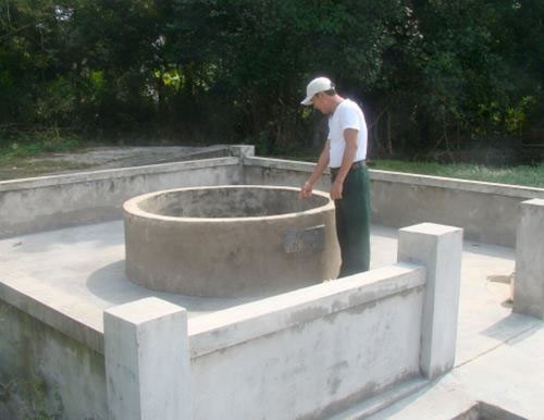 Chiếc giếng - nơi phát hiện xác bé sơ sinh. Ảnh: Đức Hùng