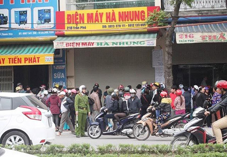 Người dân hiếu kỳ vẫn tụ tập đông trước ngôi nhà