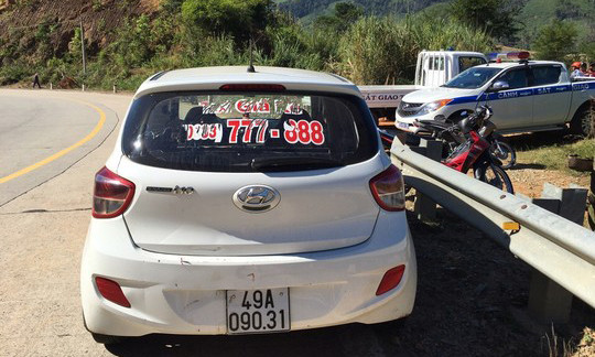 Xe taxi bị 4 đối tượng cướp. Ảnh: Báo Người Lao Động