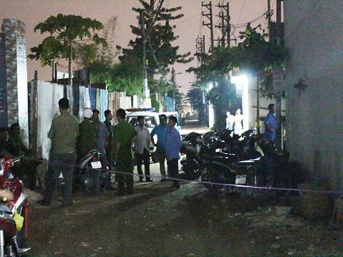 Công an phong tỏa, khám nghiệm hiện trường ông P bị sát hại ngay trước cửa nhà