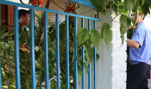 Cảnh sát khám nghiệm hiện trường. Ảnh: VnExpress