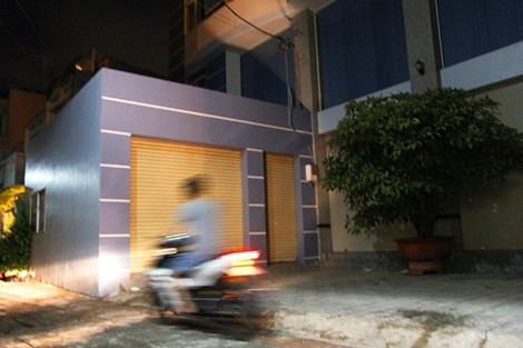 Thi thể người thanh niên được phát hiện trước cửa gara cạnh chậu mai