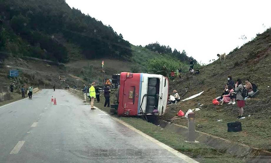 Xe khách bị lật nghiêng khi đi trên quốc lộ 6. Ảnh: Trung Vĩnh.