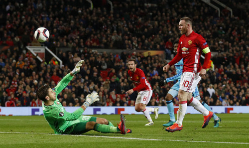 Pha sục bóng tinh tế mở tỷ số của Rooney. Ảnh: Reuters.
