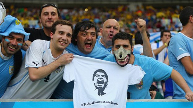 CĐV Uruguay đeo mặt nạ, ‘cắn’ em bé Brazil ủng hộ Luis Suarez