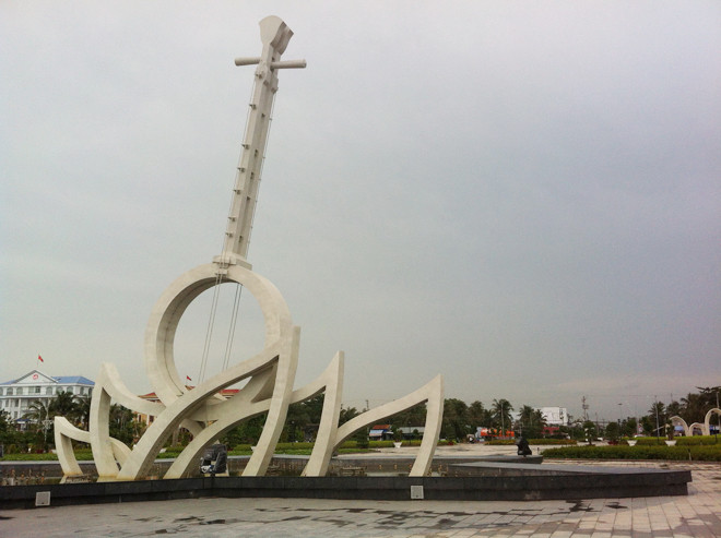Tượng đài cây đờn kìm ở tỉnh Bạc Liêu 