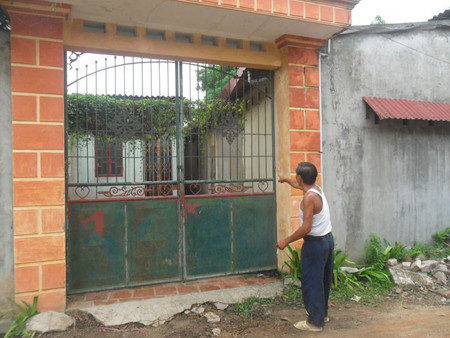 Ông Nguyễn Văn Thấy chỉ hiện trường nơi phát hiện thi thể.