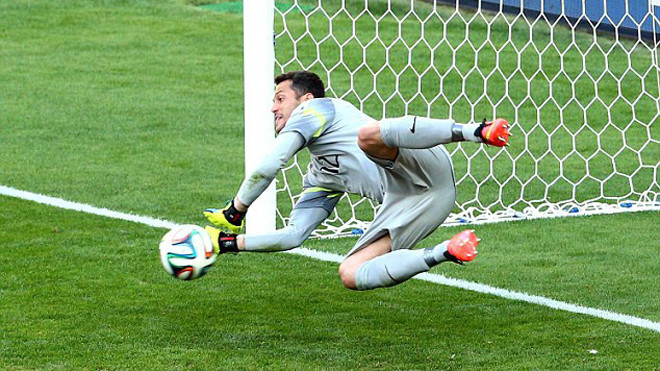 Julio Cesar: Hết thời vẫn là người hùng của Brazil