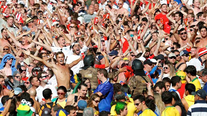 Dù theo rất sát các cổ động viên Anh, nhưng có lẽ lực lượng an ninh Brazil không lường được các fan này sẽ ... tự cắn nhau đứt tai. Ảnh: Reuters