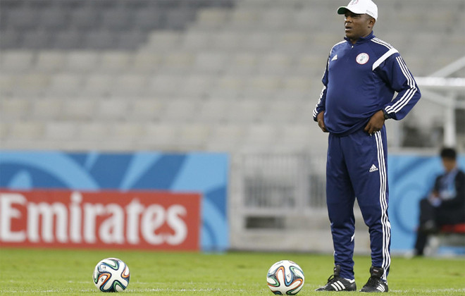 HLV Keshi (Nigeria) đau đầu vì học trò bỏ tập đòi chia tiền thưởng. Ảnh: AP 