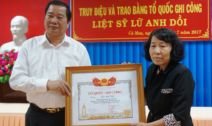 Ông Thân Đức Hưởng, Phó Chủ tịch UBND tỉnh Cà Mau trao Bằng Tổ quốc ghi công liệt sĩ Lữ Anh Dồi cho bà Nguyễn Thị Mai.
