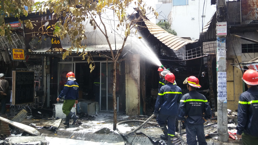 Lực lượng chức năng dập lửa ở hiện trường