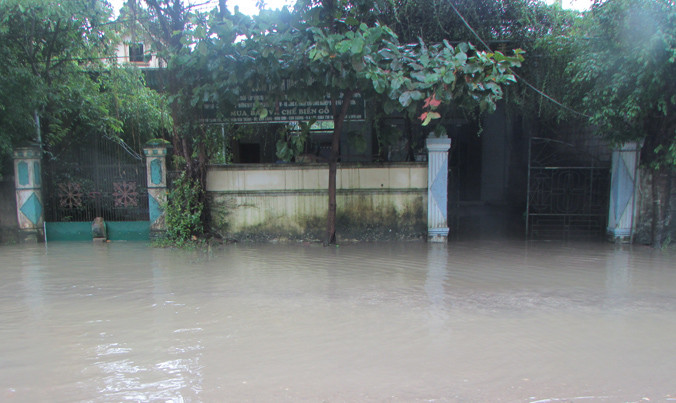 Lũ quét tràn vào nhà người dân gây hư hỏng nhiều vật dụng sinh hoạt.