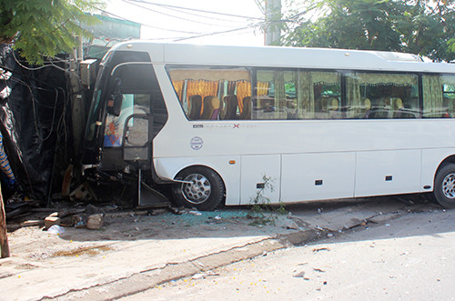 Ôtô khách chở gần 40 người nước ngoài lao vào nhà dân. Ảnh: Văn Phước.