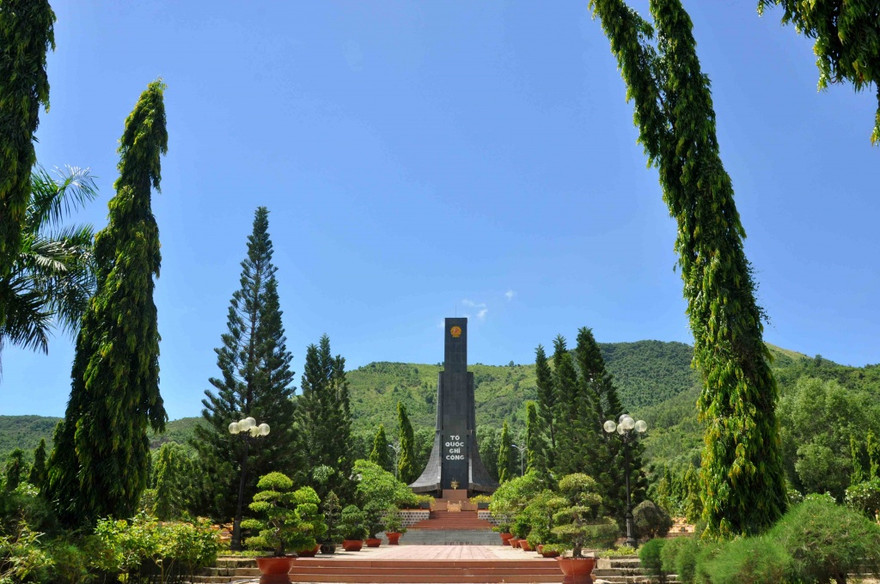 Về bài thơ 'Người đi tìm phần mộ em trai mình'