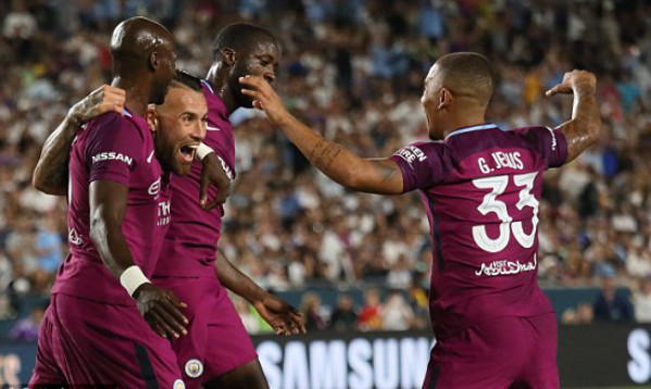 Cầu thủ Man City chia vui sau bàn mở tỷ số của Otamendi.