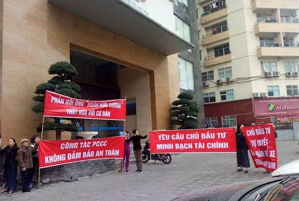 Cư dân giăng băng rôn phản đối CĐT