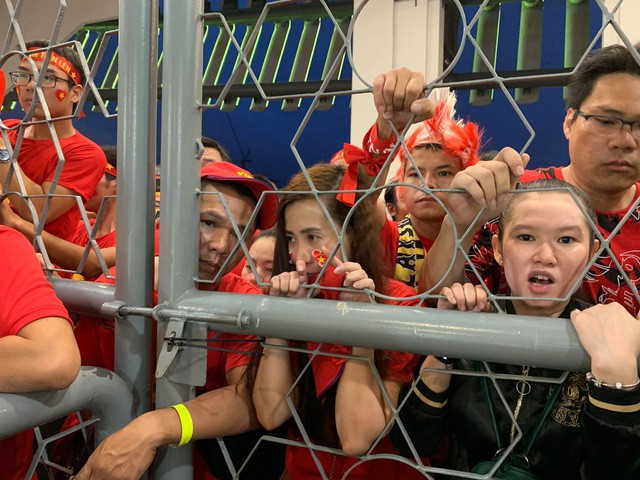 Đề nghị Malaysia bồi thường cho CĐV Việt Nam xem bóng đá qua hàng rào