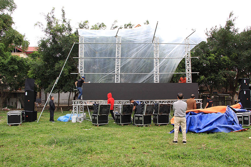 Lắp đặt màn hình lớn trước cửa nhà tiền vệ Quang Hải