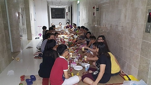 Hình ảnh không hiếm tại hành lang các chung cư