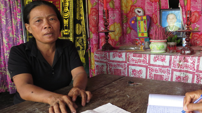 Bà Phạm Thị Lướt ứa nước mắt khi nói về nỗi khổ đóng góp xây dựng NTM